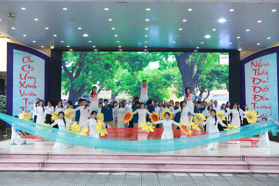 Thầy trò đã cùng nhau nỗ lực để có một năm học với nhiều thành tựu đáng tự hào.