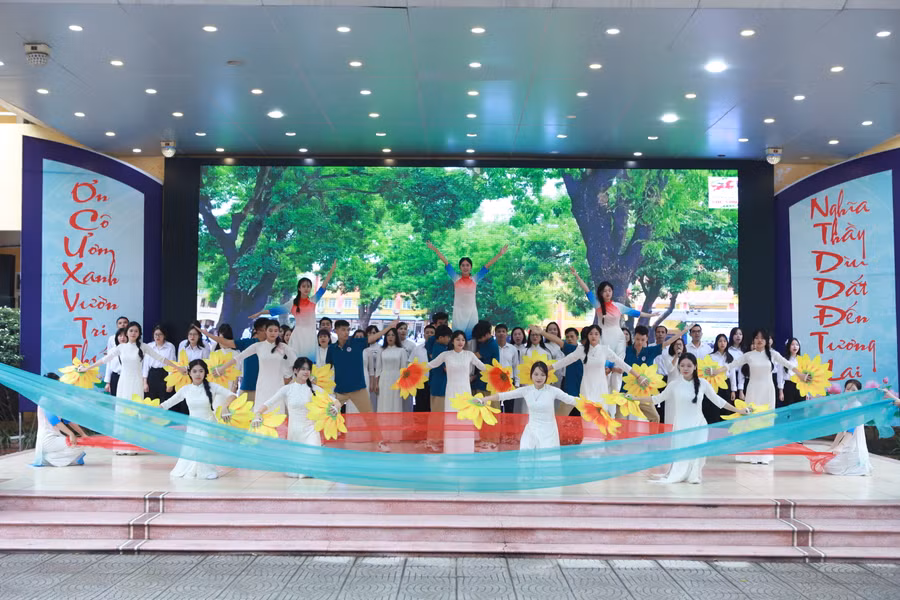 Thầy trò đã cùng nhau nỗ lực để có một năm học với nhiều thành tựu đáng tự hào.