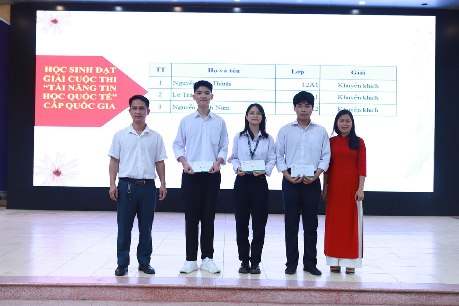 Nhà trường khen thưởng các em học sinh có thành tích xuất sắc.