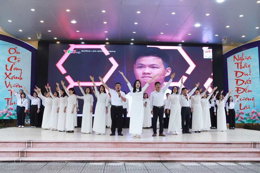 Thầy trò cùng ngân vang bài hát truyền thống &quot;THPT Sóc Sơn - Trái tim và Trí tuệ&quot; ngay tại lễ bế giảng năm học 2023-2024.