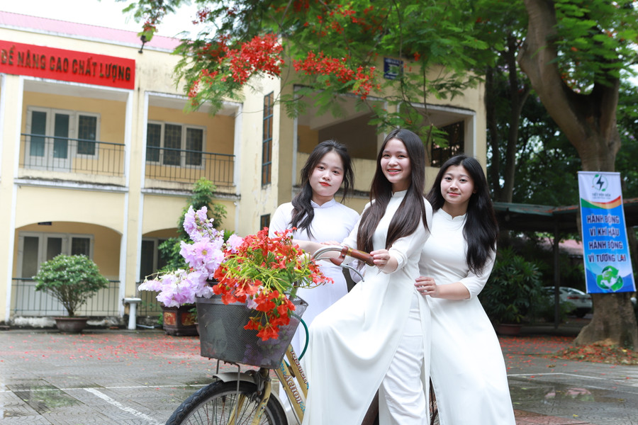 Vẻ đẹp tinh khôi của màu áo trắng hòa cùng sắc thắm của hoa phượng báo hiệu mùa thi đang đến.