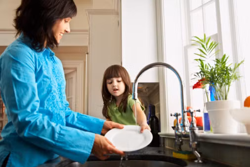 Dạy con gái nữ công gia chánh là việc làm cần thiết. (Ảnh minh họa).