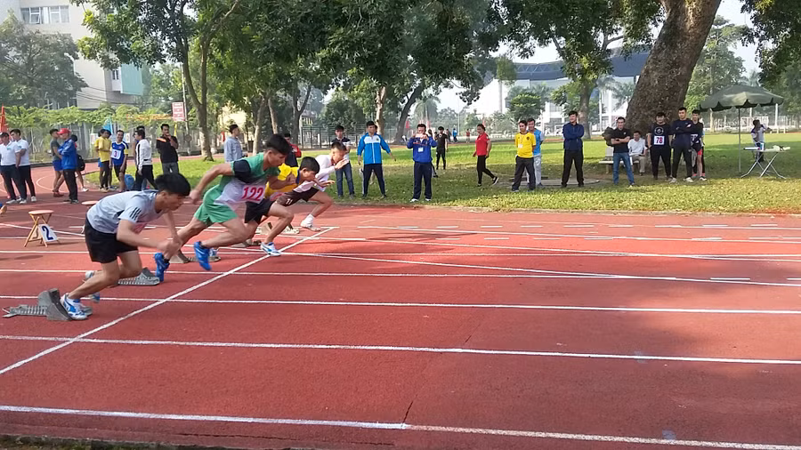 Các vận động viên tranh tài ở nội dung 100m nam