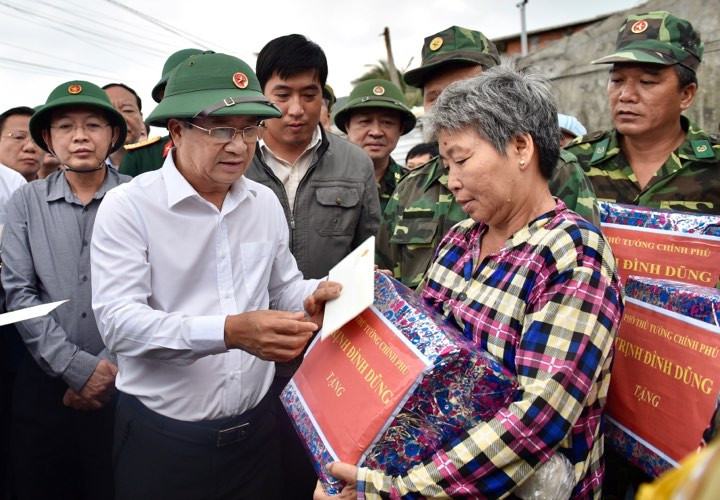 Phó Thủ tướng thăm hỏi, động viên bà con chấp hành chỉ đạo của chính quyền, di chuyển tới nơi an toàn. Ảnh VGP/Nhật Bắc.