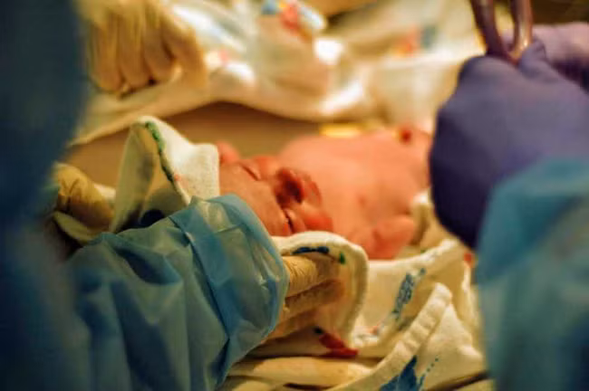 Cậu bé sinh ra không tay, không chân nhưng vẫn làm được điều phi thường khiến ai nấy đều rơi nước mắt - Ảnh 2.