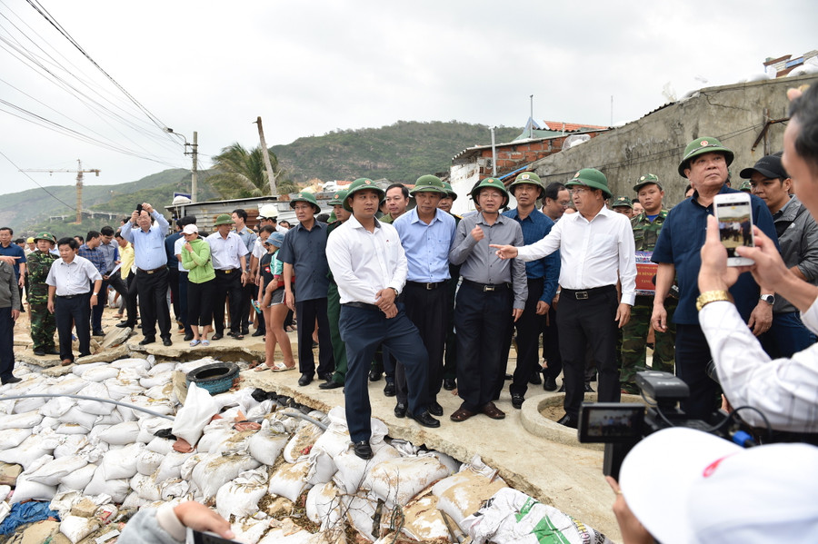 Phó Thủ tướng Trịnh Đình Dũng kiểm tra công tác ứng phó bão ảnh 1 Phó Thủ tướng Trịnh Đình Dũng kiểm tra công tác ứng phó bão ảnh 1