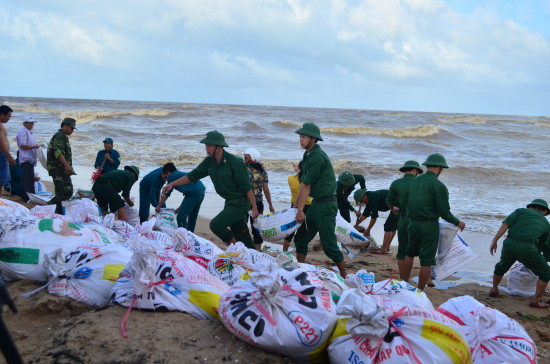 Lực lượng quân đội giúp dân phòng chống bão
