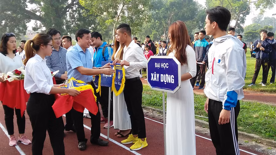 Ban tổ chức tặng cờ lưu niệm cho các đội tham gia giải