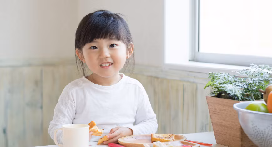 Việc cho trẻ em ăn sáng hàng ngày là điều quan trọng, nhưng ăn gì vào buổi sáng cũng quan trọng không kém (hình minh họa).