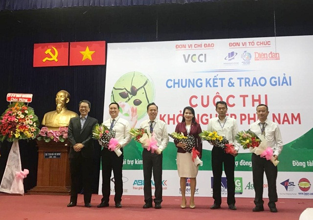 PGS.TS Vũ Hữu Đức- Phó hiệu trưởng Trường ĐH Mở TPHCM (bìa trái) tặng hoa cho các thành viên Ban giám khảo PGS.TS Vũ Hữu Đức- Phó hiệu trưởng Trường ĐH Mở TPHCM (bìa trái) tặng hoa cho các thành viên Ban giám khảo