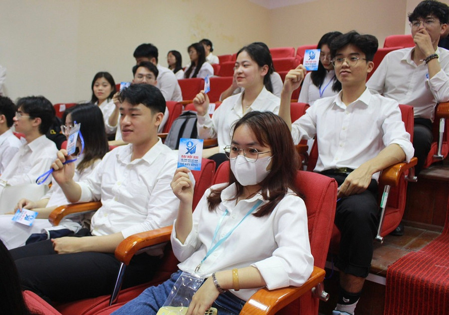 Hội viên, sinh viên trường Đại học Y - Dược tham gia biểu quyết tại Đại hội. Hội viên, sinh viên trường Đại học Y - Dược tham gia biểu quyết tại Đại hội.