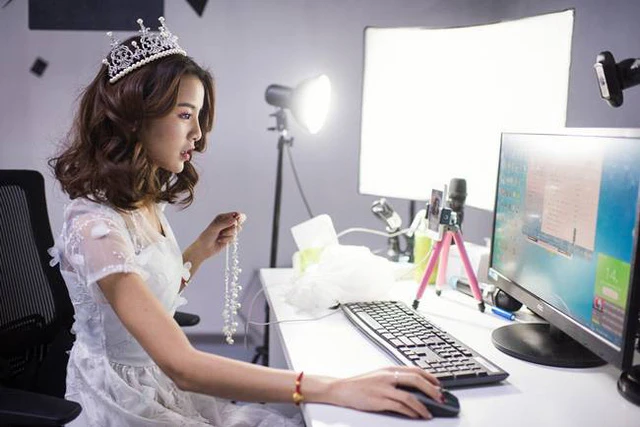 Bên trong lò đào tạo ngôi sao “sống ảo”, ngồi livestream cũng hốt bạc