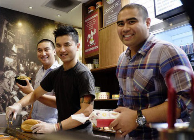 Ba đồng sáng lập của Rolld (từ trái sang): Nguyen Bao Hoang, Tin Ly và Ray Esquieres. Ảnh:FB Rolld. Ba đồng sáng lập của Rolld (từ trái sang): Nguyen Bao Hoang, Tin Ly và Ray Esquieres. Ảnh: FB Rolld.