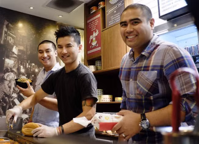 Ba đồng sáng lập của Rolld (từ trái sang): Nguyen Bao Hoang, Tin Ly và Ray Esquieres. Ảnh: FB Rolld.