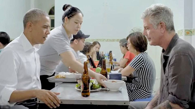 Ông Obama dùng bún chả cùng Anthony Bourdain tại một hàng ăn ở Hà Nội nhân chuyến thăm chính thức Việt Nam hồi tháng 5/2016. Ảnh:CNN. Ông Obama nhắc tới bún chả Hà Nội khi tiếc thương đầu bếp Anthony Bourdain