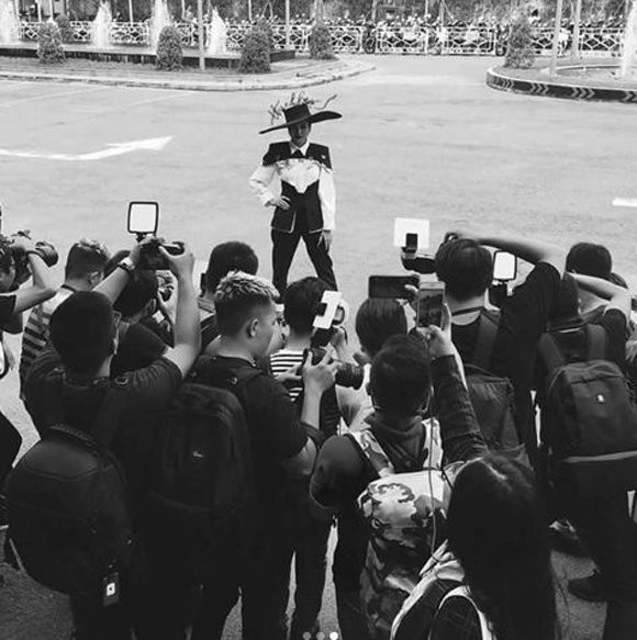 Cả showbiz đang chạy theo trend đội nón cầu kỳ chặt đẹp đối thủ ảnh 1 Thanh Hằng xuất hiện lịch lãm với bộ suite trắng đen cách điệu tạo dáng đầy thần thái trong một sự kiện thu hút toàn bộ ống kính.