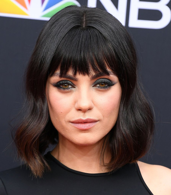 Tóc mái dài thẳng hợp với nhiều cách tạo kiểu tóc khác nhau, từ tóc thẳng dài đến tóc bob xoăn cổ điển.