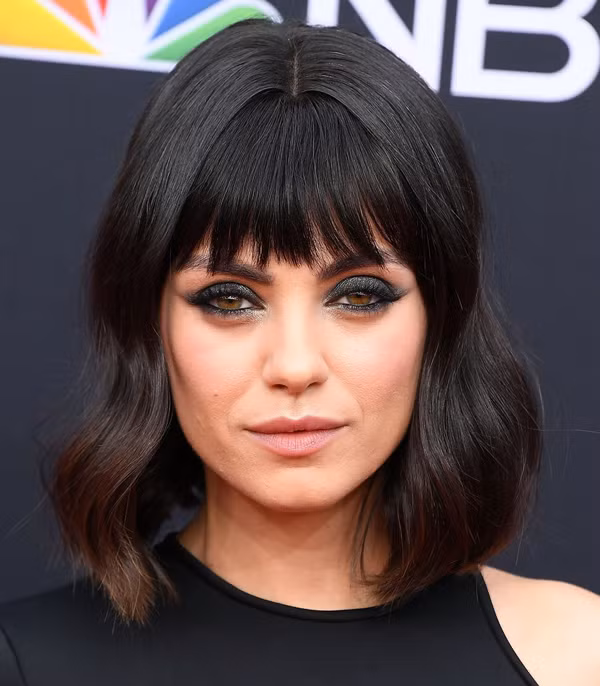 Tóc mái dài thẳng hợp với nhiều cách tạo kiểu tóc khác nhau, từ tóc thẳng dài đến tóc bob xoăn cổ điển.