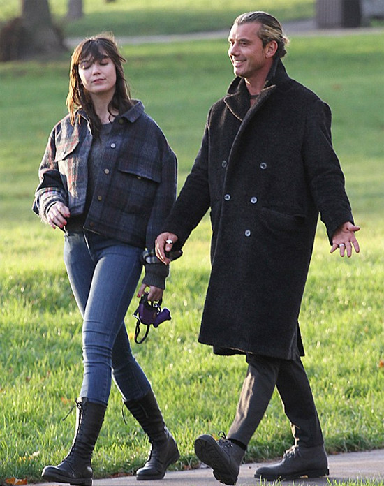 Năm 2004, rocker Gavin Rossdale rất sốc khi biết tin cô con gái đỡ đầu Daisy Lowe 14 tuổi chính là con ruột của anh. Suốt những năm trước đó, ai cũng nghĩ rằng Daisy Lowe là con của nhà thiết kế thời trang Pearl Lowe và chồng cô - bác sĩ Bronner Handwerger. Cho đến một ngày, Daisy phát hiện cô thuộc nhóm máu 0, không cùng nhóm máu với bố mẹ. Cô bé tuổi teen đã đòi đi xét nghiệm DNA và kết quả cho thấy Gavin là bố đẻ của mình. Gavin và Pearl Lowe vốn là bạn bè thân thiết suốt nhiều năm nhưng đã có một lần vụng trộm vào cuối những năm 1980 và để lại kết quả mà chính họ cũng không hay biết. Năm 2004, rocker Gavin Rossdale rất sốc khi biết tin cô con gái đỡ đầu Daisy Lowe 14 tuổi chính là con ruột của anh. Suốt những năm trước đó, ai cũng nghĩ rằng Daisy Lowe là con của nhà thiết kế thời trang Pearl Lowe và chồng cô - bác sĩ Bronner Handwerger. Cho đến một ngày, Daisy phát hiện cô thuộc nhóm máu 0, không cùng nhóm máu với bố mẹ. Cô bé tuổi teen đã đòi đi xét nghiệm DNA và kết quả cho thấy Gavin là bố đẻ của mình. Gavin và Pearl Lowe vốn là bạn bè thân thiết suốt nhiều năm nhưng đã có một lần vụng trộm vào cuối những năm 1980 và để lại kết quả mà chính họ cũng không hay biết.