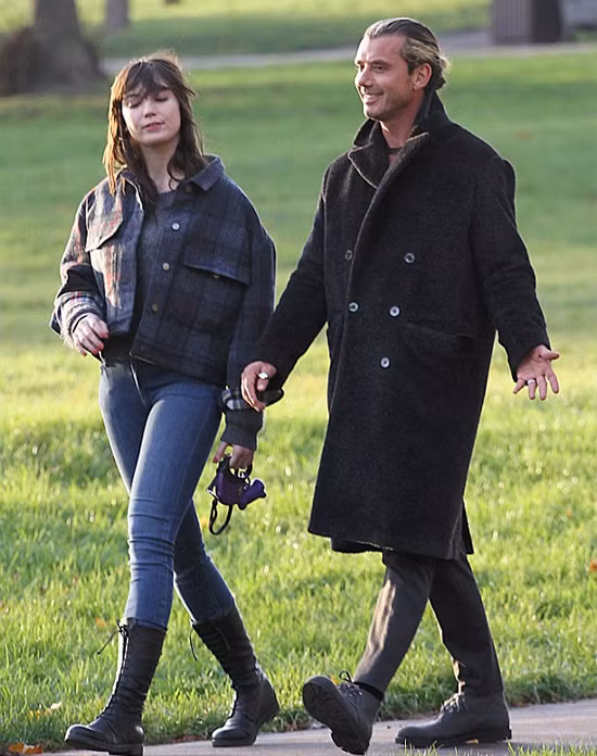 Năm 2004, rocker Gavin Rossdale rất sốc khi biết tin cô con gái đỡ đầu Daisy Lowe 14 tuổi chính là con ruột của anh. Suốt những năm trước đó, ai cũng nghĩ rằng Daisy Lowe là con của nhà thiết kế thời trang Pearl Lowe và chồng cô - bác sĩ Bronner Handwerger. Cho đến một ngày, Daisy phát hiện cô thuộc nhóm máu 0, không cùng nhóm máu với bố mẹ. Cô bé tuổi teen đã đòi đi xét nghiệm DNA và kết quả cho thấy Gavin là bố đẻ của mình. Gavin và Pearl Lowe vốn là bạn bè thân thiết suốt nhiều năm nhưng đã có một lần vụng trộm vào cuối những năm 1980 và để lại kết quả mà chính họ cũng không hay biết.