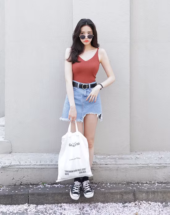 Các cách phối chân váy denim cho mùa hè