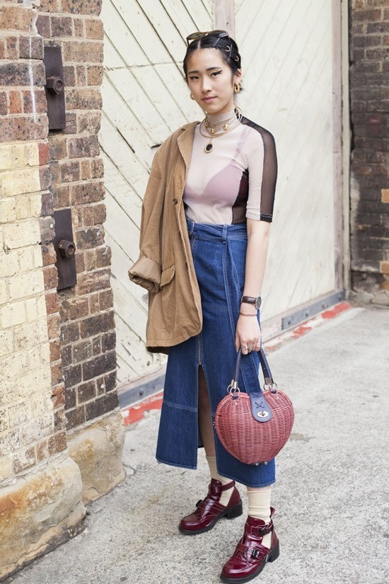 Các cách phối chân váy denim cho mùa hè