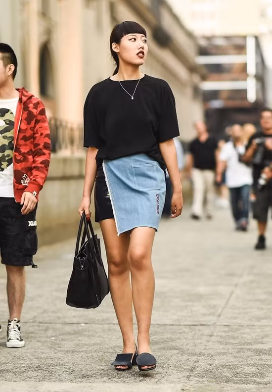 Các cách phối chân váy denim cho mùa hè