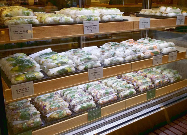 Nhà hàng Rolld hiện bán nhiều loại gỏi cuốn khác nhau được chế biến từ rau củ, thịt, hải sản. Ảnh:FB Rolld. Nhà hàng Rolld hiện bán nhiều loại gỏi cuốn khác nhau được chế biến từ rau củ, thịt, hải sản. Ảnh: FB Rolld.