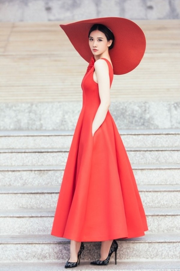 Cả showbiz đang chạy theo trend đội nón cầu kỳ chặt đẹp đối thủ ảnh 8 Hari Won đem đến vẻ ngoài mới mẻ khi chưng diện chiếc nón rộng vành cùng bộ váy đỏ tone-sur-tone….