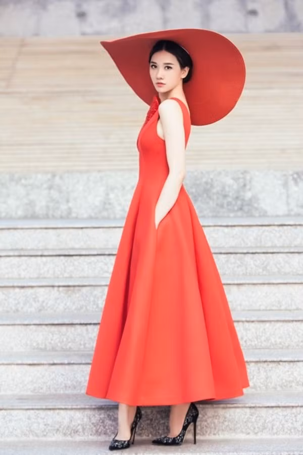 Hari Won đem đến vẻ ngoài mới mẻ khi chưng diện chiếc nón rộng vành cùng bộ váy đỏ tone-sur-tone….
