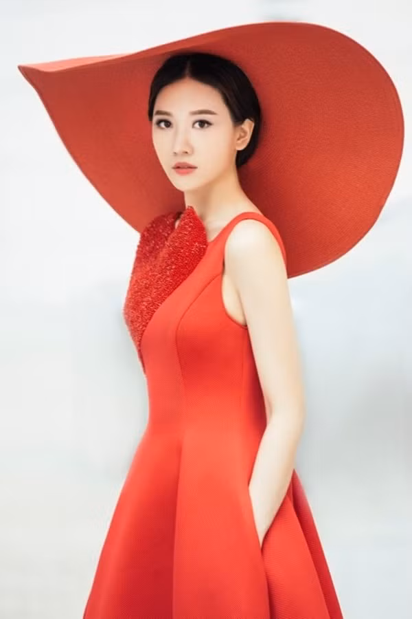 …Kết hợp cùng lối trang điểm nhẹ nhàng, nhấn vào phần môi, nữ ca sĩ trông thật kiêu sa, thu hút mọi ánh nhìn.