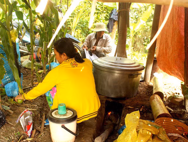 Hình ảnh ba mẹ Tươi làm việc