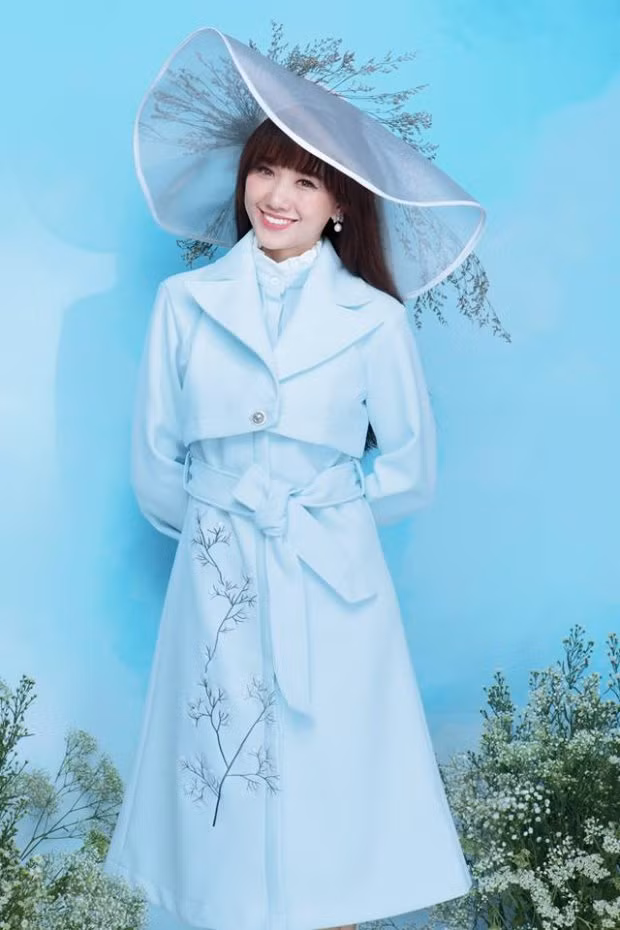 Mới đây, bà xã Trấn Thành lại khiến fan hâm mộ thích thú khi diện áo trench coat pastel, phối cùng nón rộng vành cài hoa làm điểm nhấn.