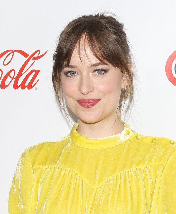 Dakota Johnson mang phong cách làm đẹp được yêu thích trong thập niên 90 trở lại thảm đỏ.