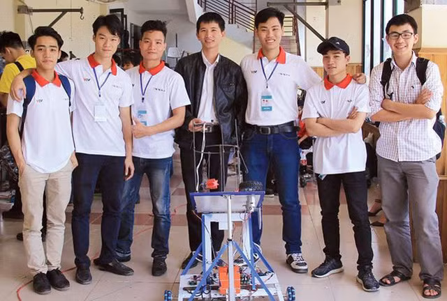 Phạm Lê Việt Anh (thứ 2 từ trái qua) cùng đội BK Galaxy trong một cuộc thi Robocon.