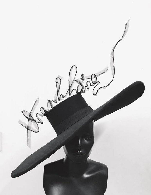 Cả showbiz đang chạy theo trend đội nón cầu kỳ chặt đẹp đối thủ ảnh 3 Cận cảnh chiếc nón độc đáo mang tên siêu mẫu.