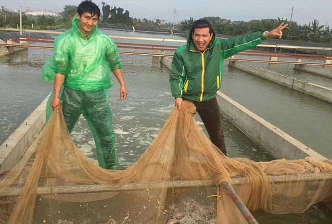 Vũ Duy Hào (trái ảnh) đã sáng chế ra “dòng sông nhân tạo” để nuôi cá mang lại năng suất cao. Ảnh: NVCC.