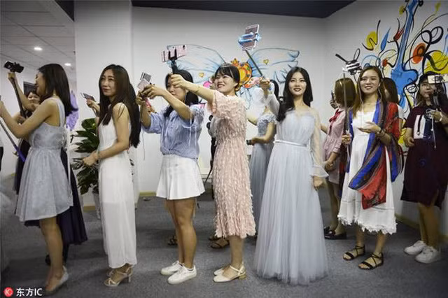  Các học viên sẽ được đào tạo kỹ năng về chụp ảnh tự sướng và nhiều kỹ năng khác để thu hút người xem. 