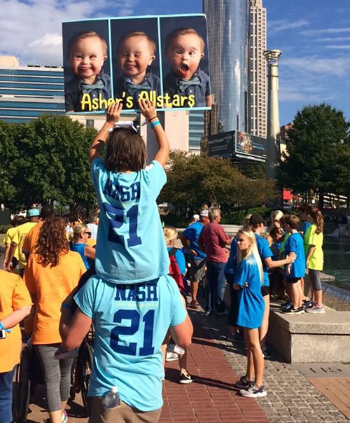 Những bức ảnh của Asher khi đăng lên mạng xã hội đã tạo hiệu ứng lớn.