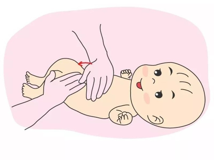 6 bước massage giúp bé hết đầy hơi, táo bón, quấy khóc mẹ nào cũng nên học