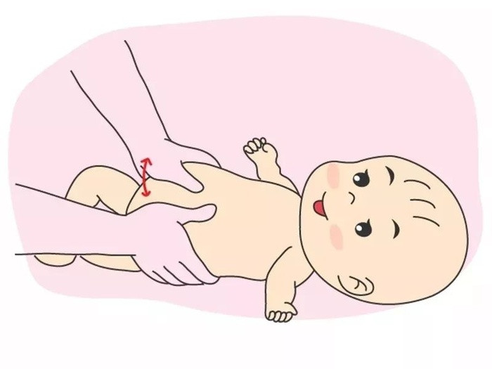 6 bước massage giúp bé hết đầy hơi, táo bón, quấy khóc mẹ nào cũng nên học