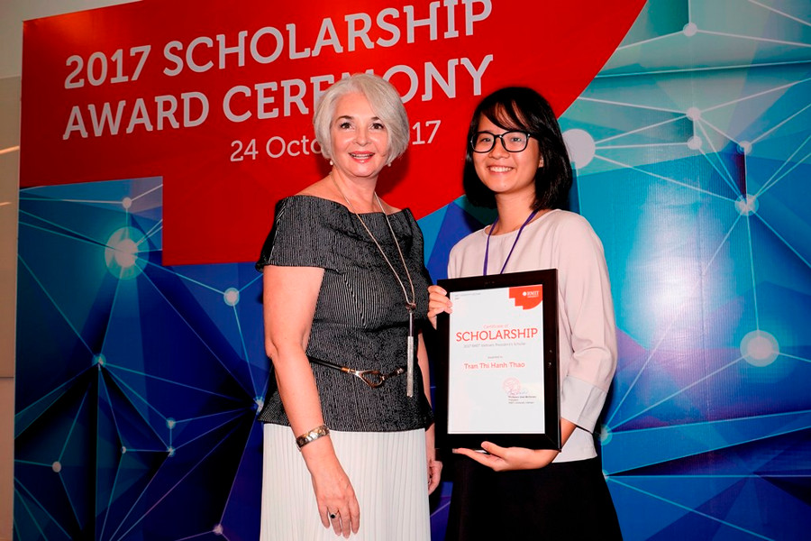 Học sinh Trần Thị Hạnh Thảo nhận Học bổng Hiệu trưởng 100% học phí