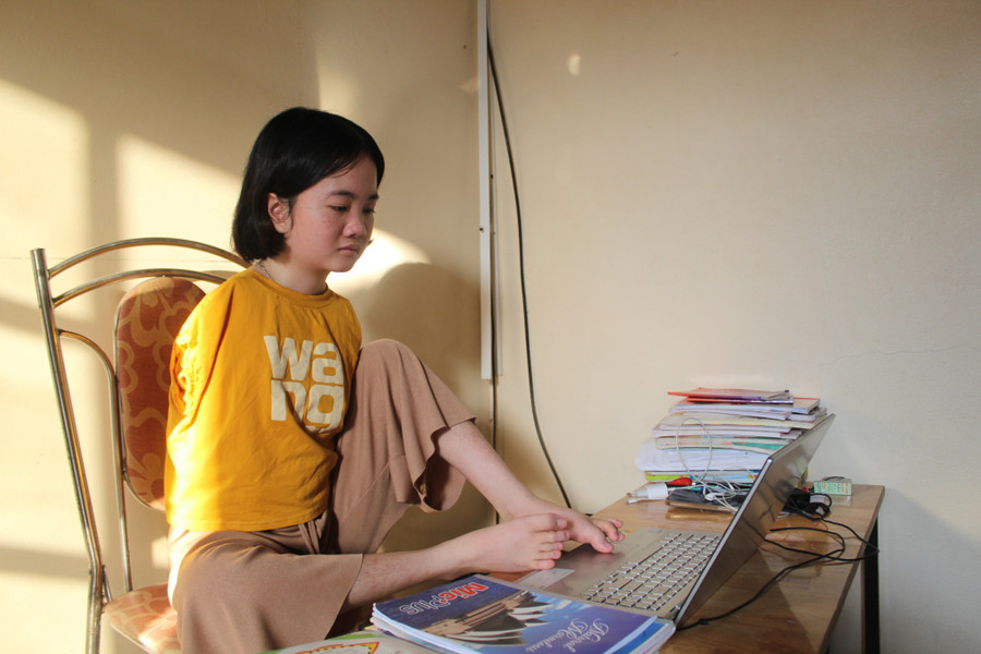 Cô giáo Thắm dạy học miễn phí tại nhà cho các học sinh tiểu học, THCS. (Ảnh: LT).