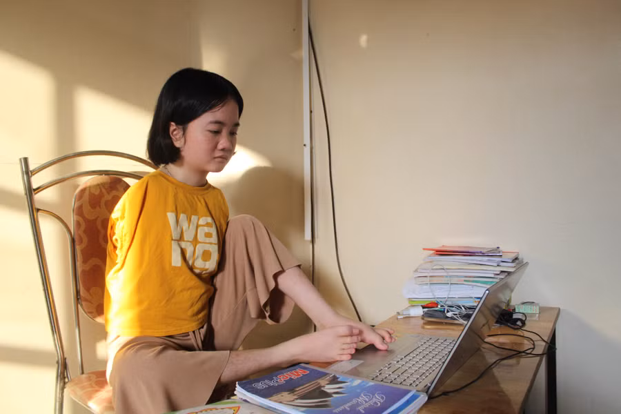 Cô giáo Thắm dạy học miễn phí tại nhà cho các học sinh tiểu học, THCS. (Ảnh: LT).