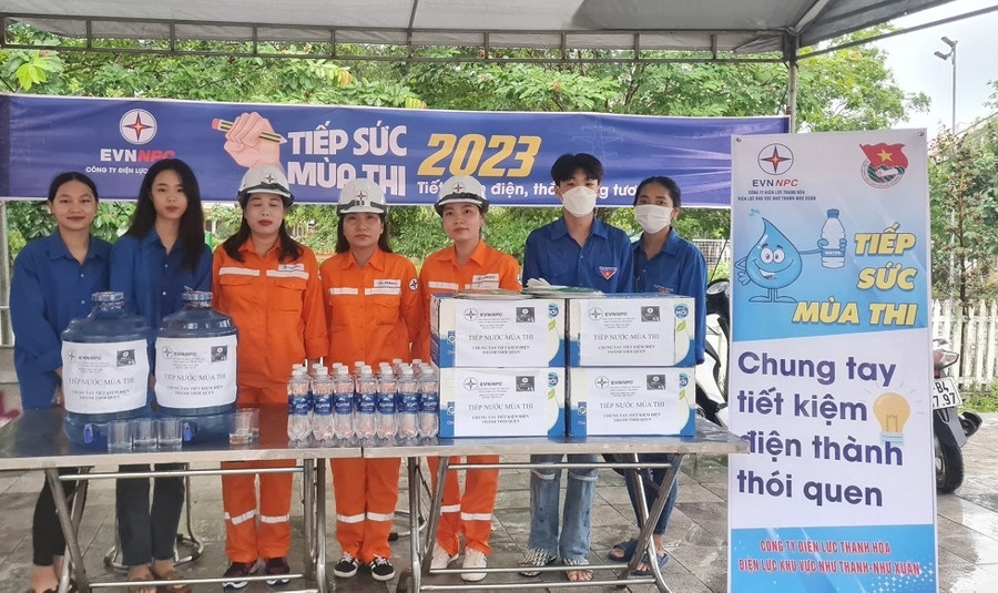 Đoàn viên công ty Điện lực Thanh Hoá cũng đã góp phần đồng hành cùng sĩ tử vượt vũ môn ở tất cả các điểm thi trên địa bàn. (Ảnh: NT).