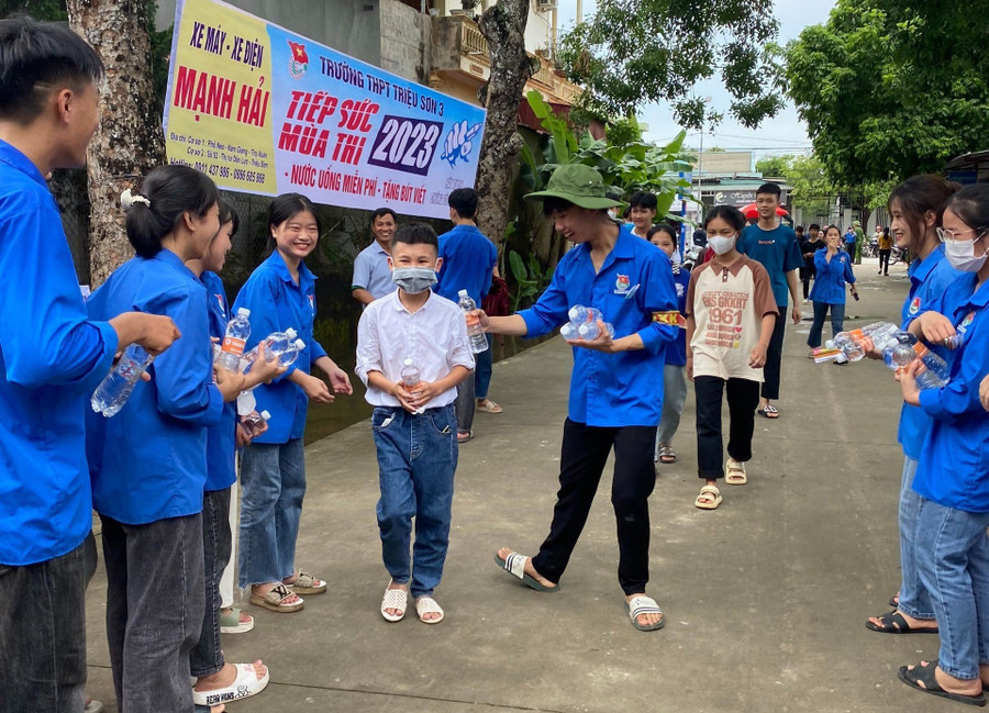 Đội ngũ tình nguyện viên phát nước cho các sĩ tử. (Ảnh: NT).