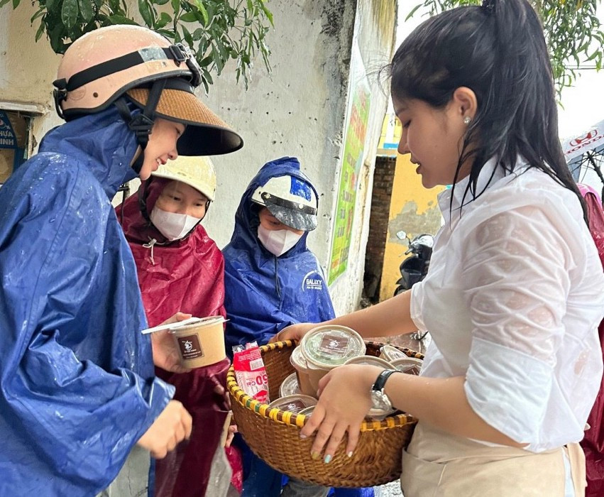 Những suất xôi, nước miễn phí được tiếp tận tay &apos;sĩ tử&apos; trong ngày thi đầu tiên. (Ảnh: NT).