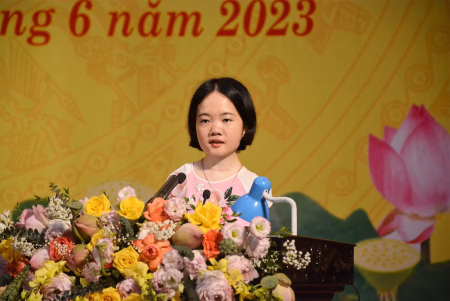 Cô giáo Thắm đọc bài tham luận tại buổi lễ biểu dương điển hình tiên tiến làm theo tư tưởng, đạo đức, phong cách Hồ Chí Minh. (Ảnh: NT).