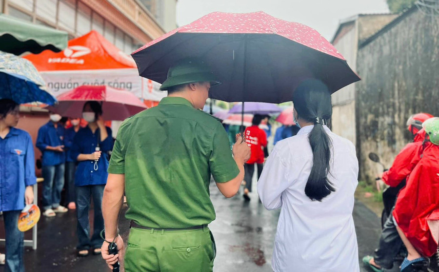 Lực lượng công an cũng tham gia hỗ trợ thí sinh vào khu vực thi. (Ảnh: NT).