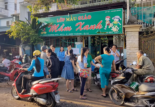 Phụ huynh vẫn chưa nguôi bức xúc và bao vây cổng nhóm lớp có tên Mầm Xanh